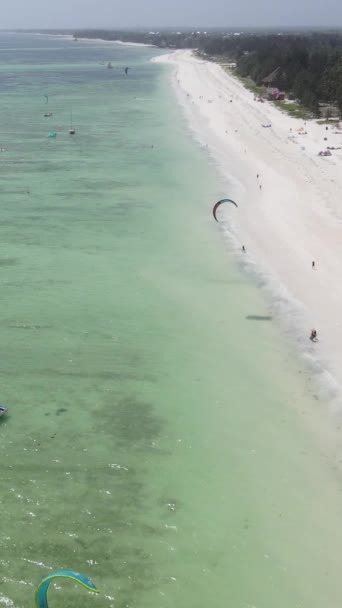 タンザニア- Zanzibarの海岸近くの垂直ビデオカイトサーフィン、スローモーション — ストック動画