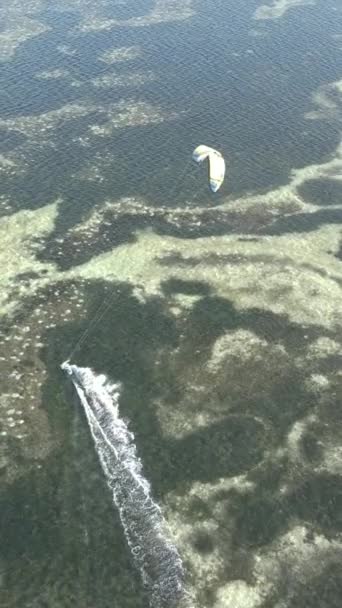 Tanzânia - vídeo kitesurf vertical perto da costa de Zanzibar, câmera lenta — Vídeo de Stock