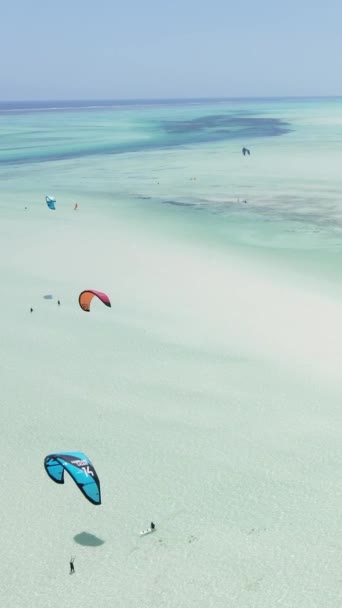 Tanzania - pionowy kitesurfing wideo nad brzegiem Zanzibaru, zwolnione tempo — Wideo stockowe