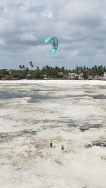 Tanzania - vertikal video kitesurfing nära stranden av Zanzibar, slow motion — Stockvideo
