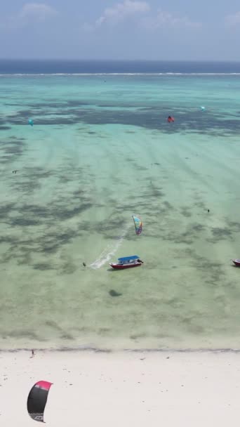 Tanzania - verticale video kitesurfen in de buurt van de kust van Zanzibar, slow motion — Stockvideo