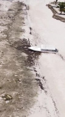 Tanzanya - Zanzibar kıyıları yakınlarındaki okyanusta alçak gelgitin dikey videosu, yavaş çekim