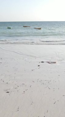 Tanzanya - Zanzibar kıyıları yakınlarındaki okyanusta alçak gelgitin dikey videosu, yavaş çekim