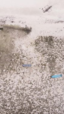 Tanzanya - Zanzibar kıyıları yakınlarındaki okyanusta alçak gelgitin dikey videosu, yavaş çekim