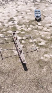 Tanzanya - Zanzibar kıyıları yakınlarındaki okyanusta alçak gelgitin dikey videosu, yavaş çekim