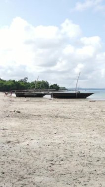 Tanzanya - Zanzibar kıyıları yakınlarındaki okyanusta alçak gelgitin dikey videosu, yavaş çekim