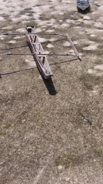 Tanzanya - Zanzibar kıyıları yakınlarındaki okyanusta alçak gelgitin dikey videosu, yavaş çekim