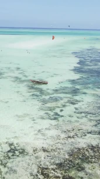 Tanzânia - vídeo vertical da maré baixa no oceano perto da costa de Zanzibar, câmera lenta — Vídeo de Stock