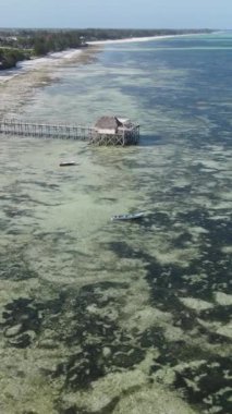 Tanzanya - Zanzibar kıyısındaki okyanusta ayaklıklar üzerinde dikey video evi, yavaş çekim