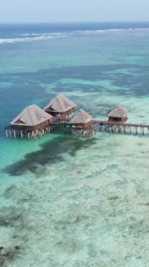 Tanzanya - Zanzibar kıyısındaki okyanusta ayaklıklar üzerinde dikey video evi, yavaş çekim