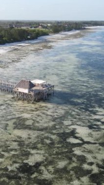 Tanzanya - Zanzibar kıyısındaki okyanusta ayaklıklar üzerinde dikey video evi, yavaş çekim