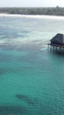 Tanzanya - Zanzibar kıyısındaki okyanusta ayaklıklar üzerinde dikey video evi, yavaş çekim