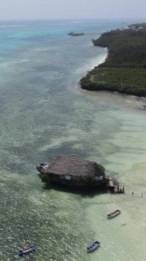 Tanzanya - Zanzibar kıyısındaki okyanusta ayaklıklar üzerinde dikey video evi, yavaş çekim