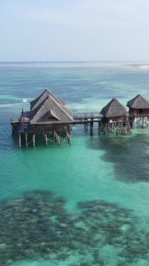 Tanzanya - Zanzibar kıyısındaki okyanusta ayaklıklar üzerinde dikey video evi, yavaş çekim