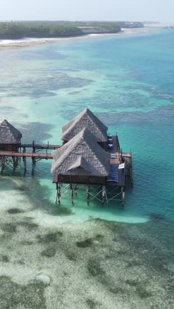 Tanzania - video house verticale su palafitte nell'oceano sulla costa di Zanzibar, slow motion — Video Stock