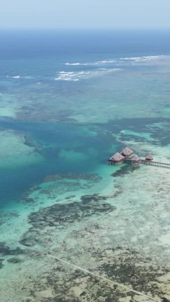 Tanzânia - casa de vídeo vertical em palafitas no oceano na costa de Zanzibar, câmera lenta — Vídeo de Stock