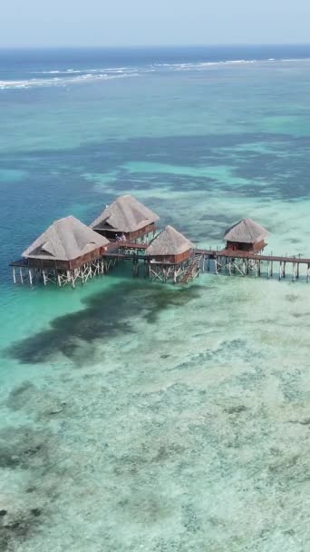 Tanzanie - vertikální video dům na chůdách v oceánu na pobřeží Zanzibaru, zpomalení — Stock video