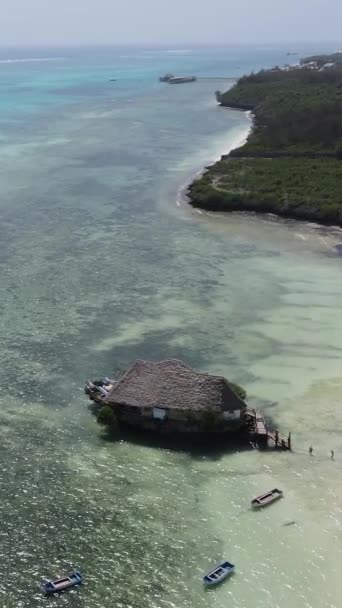 Tanzanie - vertikální video dům na chůdách v oceánu na pobřeží Zanzibaru, zpomalení — Stock video