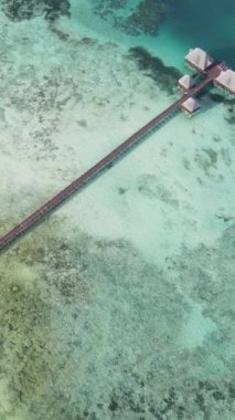 Tanzanya - Zanzibar kıyısındaki okyanusta ayaklıklar üzerinde dikey video evi, yavaş çekim