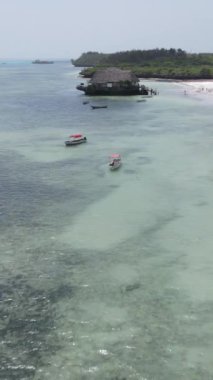 Tanzanya - Zanzibar kıyısındaki okyanusta ayaklıklar üzerinde dikey video evi, yavaş çekim