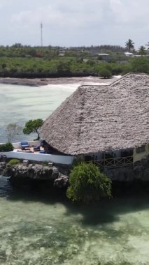Tanzanya - Zanzibar kıyısındaki okyanusta ayaklıklar üzerinde dikey video evi, yavaş çekim