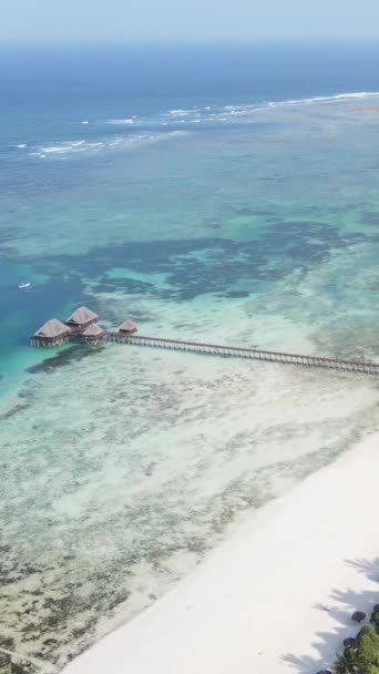 Tanzanie - vertikální video dům na chůdách v oceánu na pobřeží Zanzibaru, zpomalení — Stock video