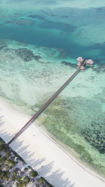 Tanzania - pionowy dom wideo na szczudłach w oceanie na wybrzeżu Zanzibaru, zwolnione tempo — Wideo stockowe