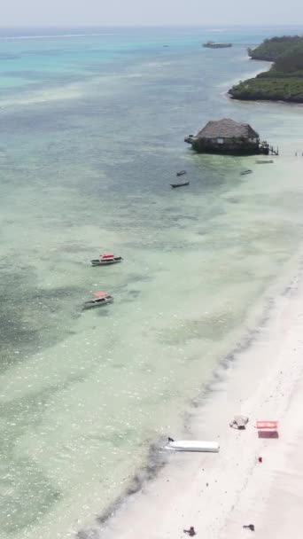 Tanzânia - casa de vídeo vertical em palafitas no oceano na costa de Zanzibar, câmera lenta — Vídeo de Stock
