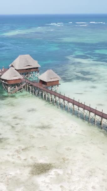 Tansania - vertikales Videohaus auf Stelzen im Ozean an der Küste von Sansibar, Zeitlupe — Stockvideo