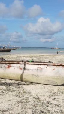 Tanzanya - Zanzibar kıyıları yakınlarındaki okyanusta alçak gelgitin dikey videosu, yavaş çekim