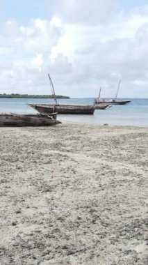 Tanzanya - Zanzibar kıyıları yakınlarındaki okyanusta alçak gelgitin dikey videosu, yavaş çekim