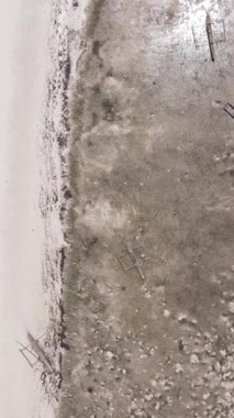 Tanzanya - Zanzibar kıyıları yakınlarındaki okyanusta alçak gelgitin dikey videosu, yavaş çekim