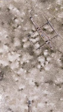 Tanzanya - Zanzibar kıyıları yakınlarındaki okyanusta alçak gelgitin dikey videosu, yavaş çekim