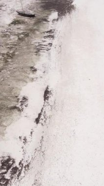 Tanzanya - Zanzibar kıyıları yakınlarındaki okyanusta alçak gelgitin dikey videosu, yavaş çekim