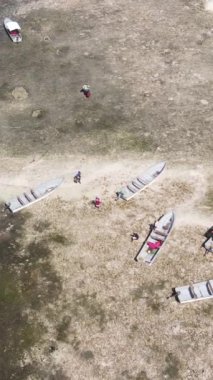 Tanzanya - Zanzibar kıyıları yakınlarındaki okyanusta alçak gelgitin dikey videosu, yavaş çekim