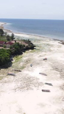 Tanzanya - Zanzibar kıyıları yakınlarındaki okyanusta alçak gelgitin dikey videosu, yavaş çekim