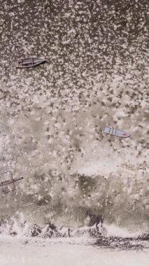 Tanzanya - Zanzibar kıyıları yakınlarındaki okyanusta alçak gelgitin dikey videosu, yavaş çekim