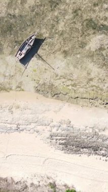 Tanzanya - Zanzibar kıyıları yakınlarındaki okyanusta alçak gelgitin dikey videosu, yavaş çekim