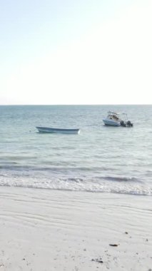 Tanzanya - okyanusun Zanzibar kıyısındaki dikey videosu, yavaş çekim