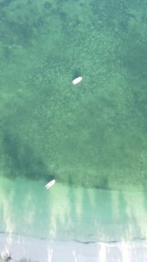 Tanzanya - okyanusun Zanzibar kıyısındaki dikey videosu, yavaş çekim