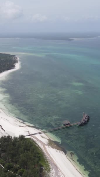 Tanzania - verticale video van de oceaan bij de kust van Zanzibar, slow motion — Stockvideo