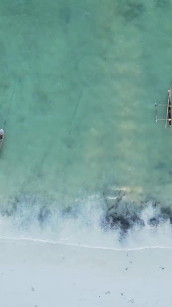 Tanzania - video vertical del océano cerca de la costa de Zanzíbar, cámara lenta — Vídeos de Stock