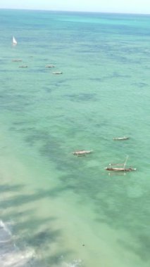 Tanzanya - okyanusun Zanzibar kıyısındaki dikey videosu, yavaş çekim