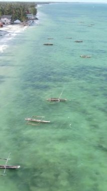 Tanzanya - okyanusun Zanzibar kıyısındaki dikey videosu, yavaş çekim