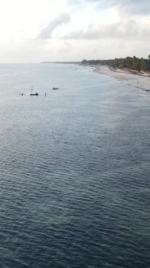 Tanzanya - okyanusun Zanzibar kıyısındaki dikey videosu, yavaş çekim