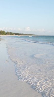 Tanzanya - okyanusun Zanzibar kıyısındaki dikey videosu, yavaş çekim