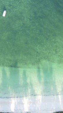 Tanzanya - okyanusun Zanzibar kıyısındaki dikey videosu, yavaş çekim