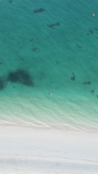 Tanzânia - vídeo vertical do oceano perto da costa de Zanzibar, câmera lenta — Vídeo de Stock