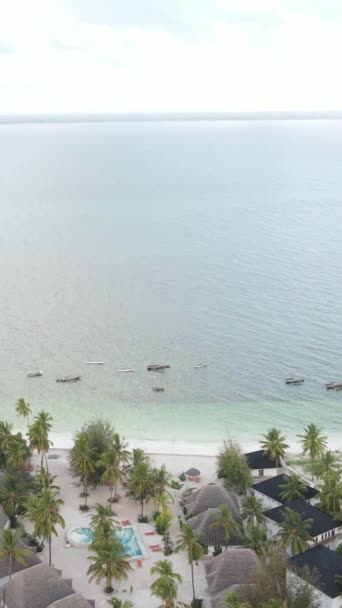 Tanzania - vertikal video av havet nära kusten i Zanzibar, slow motion — Stockvideo