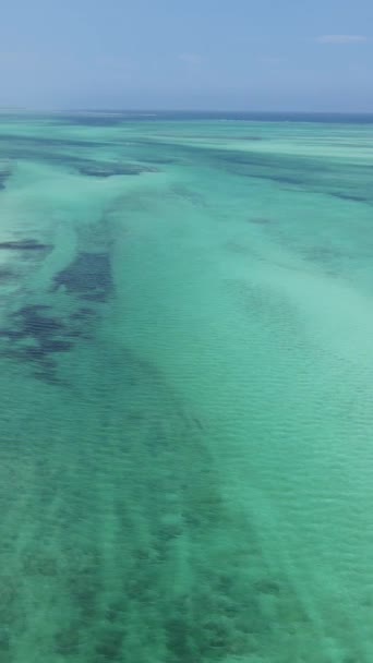 Tanzania - video vertical del océano cerca de la costa de Zanzíbar, cámara lenta — Vídeos de Stock